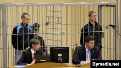 Дмитрий Коновалов (слева), Владислав Ковалев и их адвокаты в суде, 15 сентября 2011 года