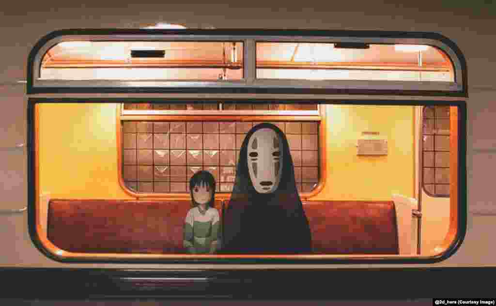 Тихиро и Безликий из японского аниме-фильма &quot;Унесенные призраками&quot; едут в метро