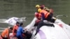 Самолет почти снес мост и упал в реку на Тайване