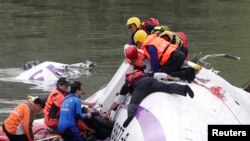 Спасательная операция после падения самолета на Тайване 