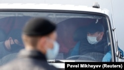 Люди в масках на выезде из Алматы