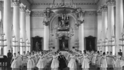 Девушки из благородных семей учатся танцевать мазурку. Санкт-Петербург, до 1917 года