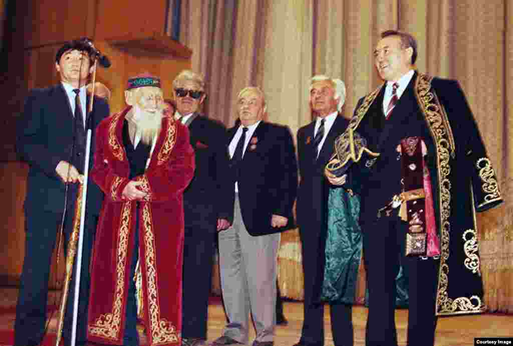На первой инаугурации поэт Шакен Абенов дал благословение (бата) Нурсултану Назарбаеву, пожелав, чтобы имя Назарбаева было вписано в мировую историю, и призвав положить конец трайбализму. Во время последующих инаугурации президента таких выступлений с благословениями больше не было. Алматы, 10 декабря 1991 года.