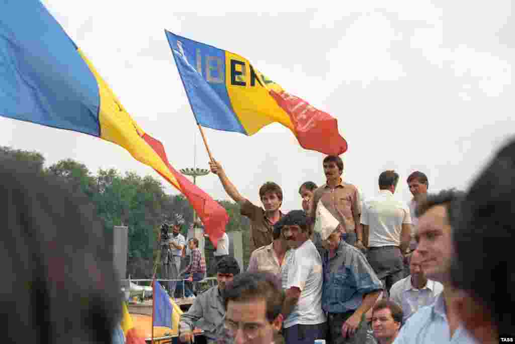 A rally in support of Moldova&#39;s declaration of independence on August 27, 1991.