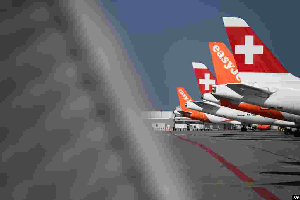 Самолеты лоукостера EasyJet и &quot;Швейцарских авиалиний&quot; в аэропорту Женевы, Швейцария. 3 апреля 2020 года