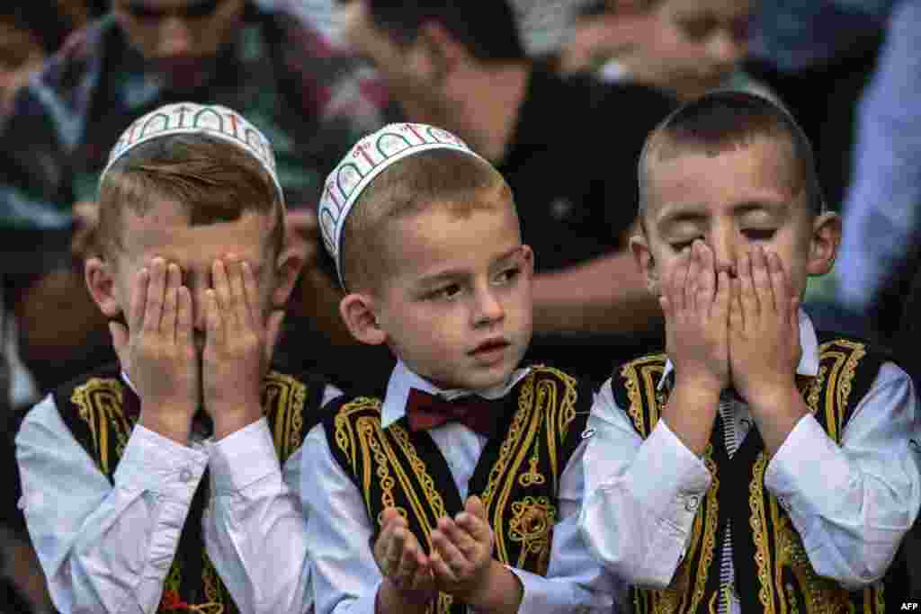 Считается, что традиция празднования окончания самого длительного и строгого поста берет свое начало с 624 года На фото - юные жители Косово молятся во время Ураза-Байрам