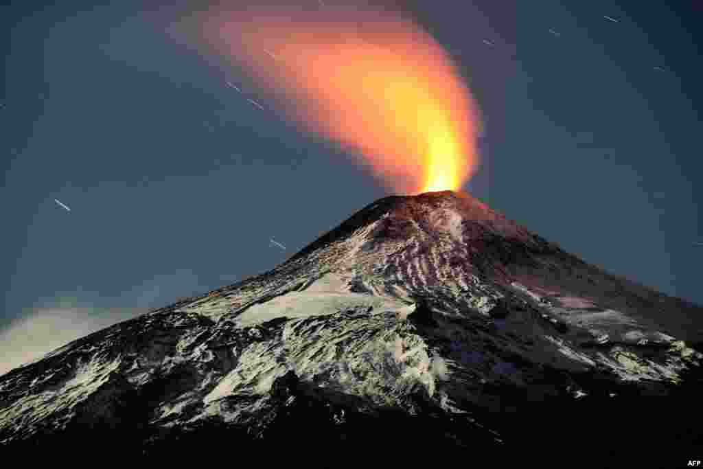 На фото - вулкан Вильяррика в Чили. В мае произошло уже второе извержение, спустя 2 месяца после первого. Более того, с марта 2015 года в Чили активны 2 крупнейших вулкана