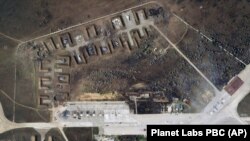 На этом спутниковом снимке, предоставленном PBC Planet Labs, видны уничтоженные российские самолеты на военном аэродроме "Саки" после взрывов 9 августа.
