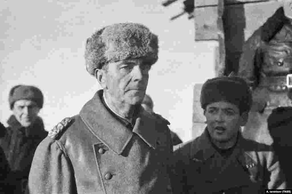 19 ноября 1942 года Красная Армия начала наступательную операцию &quot;Уран&quot;, целью которой было замкнуть кольцо окружения вокруг 6-й армии вермахта. Полностью выполнить план &quot;Уран&quot; не удалось, но значительная часть немецких войск попала в &quot;котел&quot;.&nbsp; Немецкий генерал-фельдмаршал Фридрих Паулюс в Сталинграде после капитуляции.