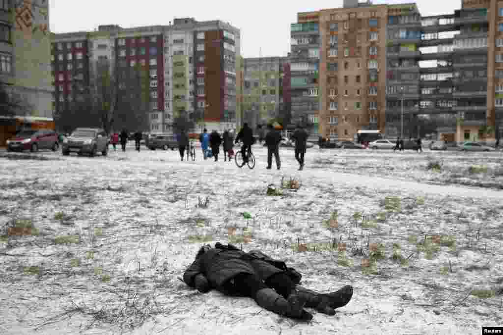 Тело женщины, погибшей в результате обстрела жилого сектора в восточной части Краматорска &nbsp;
