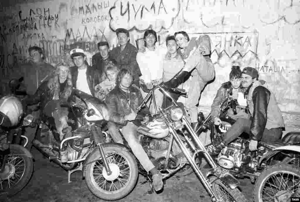 Помимо стиляг, представителями второй яркой российской андеграундной культурой были рокеры На фото &ndash; группа молодых рокеров в Лужниках, 1991 год