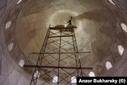 Реставратор под сводами мечети