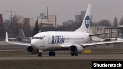 Самолет UTair в аэропорту Киев-Жуляны 