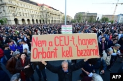 Воскресная демонстрация в Будапеште. Плакат гласит: "Закрывать надо не ЦЕУ, а Орбана"