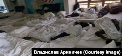 Спящие беженцы в миграционном хорватском лагере в Порине.