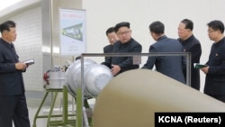 Ким Чен Ын осматривает бомбу