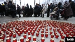 Свечи у Сахаровского центра во время церемонии прощания с политиком Борисом Немцовым. 3 марта 2015