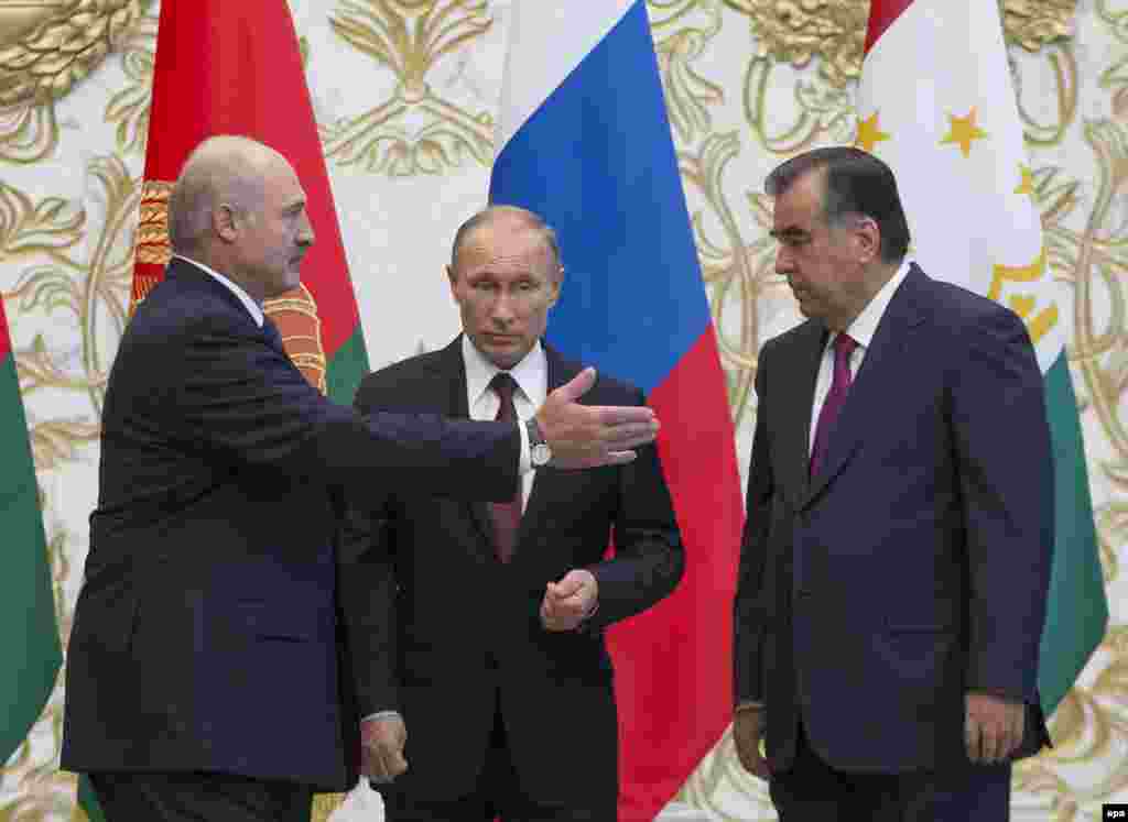 Президенты Белоруси, России и Таджикистана - Александр Лукашенко, Владимир Путин и Эмомали Рахмонов 