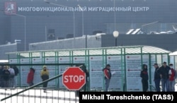 Посетители Многофункционального миграционного центра в Москве. Сентябрь 2021 года. Фото: ТАСС