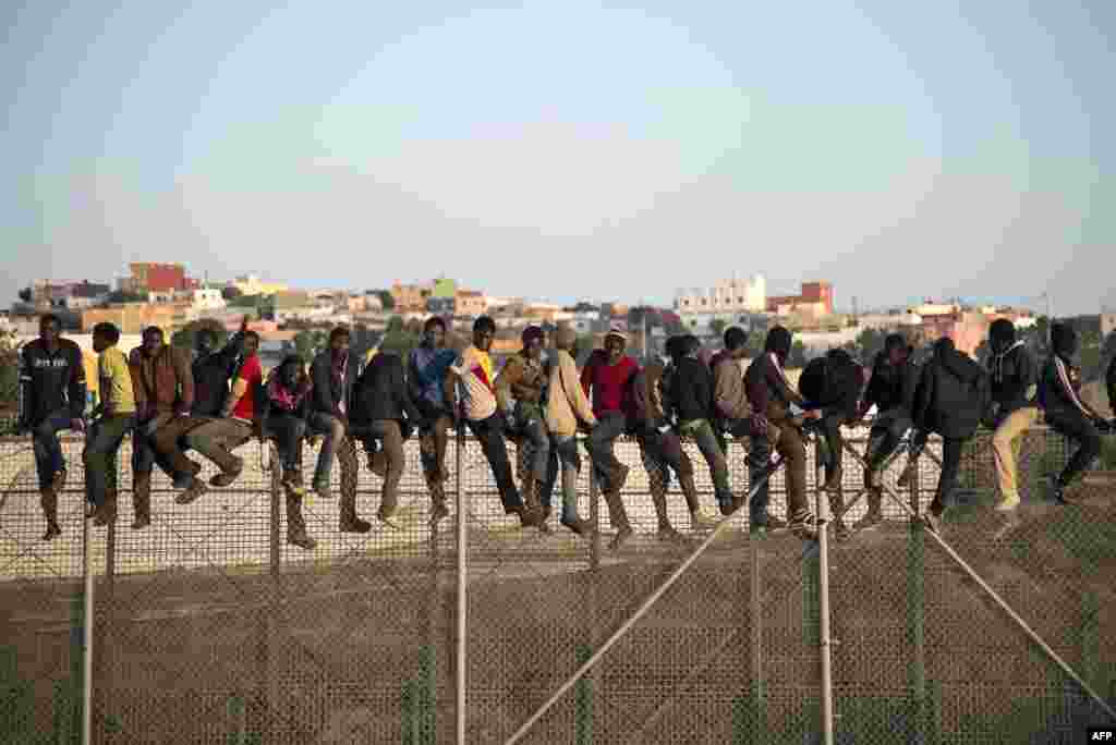 Этим сооружением испанский анклав Мелилья пытается остановить приток мигрантов из Марокко, которые оставляют родину в поисках лучшей жизни. Длина стены &ndash; 10 км, на некоторых участках она находится под напряжением