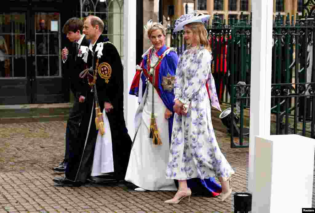 Герцог и герцогиня Эдинбургские прибывают с леди Луизой Виндзор (справа) и графом Джеймсом Уэссекским (слева) в Вестминстерское аббатство перед церемонией коронации