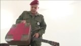 Солдат из Туниса делает гитары и барабаны из списанных боеприпасов