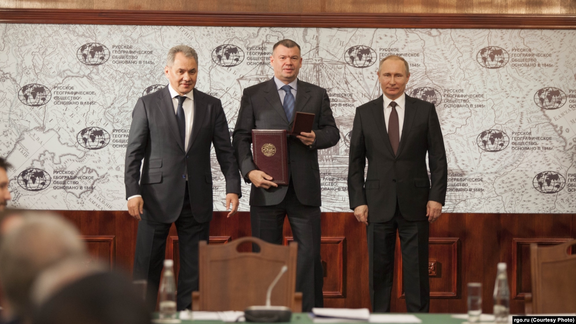 Сергей Шойгу, Андрей Бокарев и Владимир Путин на заседании совета Русского географического общества, 2017 год