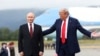 Дональд Трамп лично встретил Владимира Путина в Анкоридже: кадры из аэропорта
