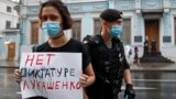 Люди вышли к посольству Беларуси в Москве: прямое включение