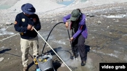 Гульбара Оморова на работе.