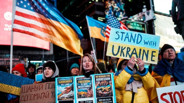 "Свобода — это ежедневный труд". В мире прошли акции в поддержку Украины в четвертую годовщину вторжения