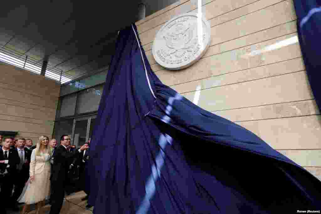 Стив Мнучин и Иванка Трамп открывают американское посольство
