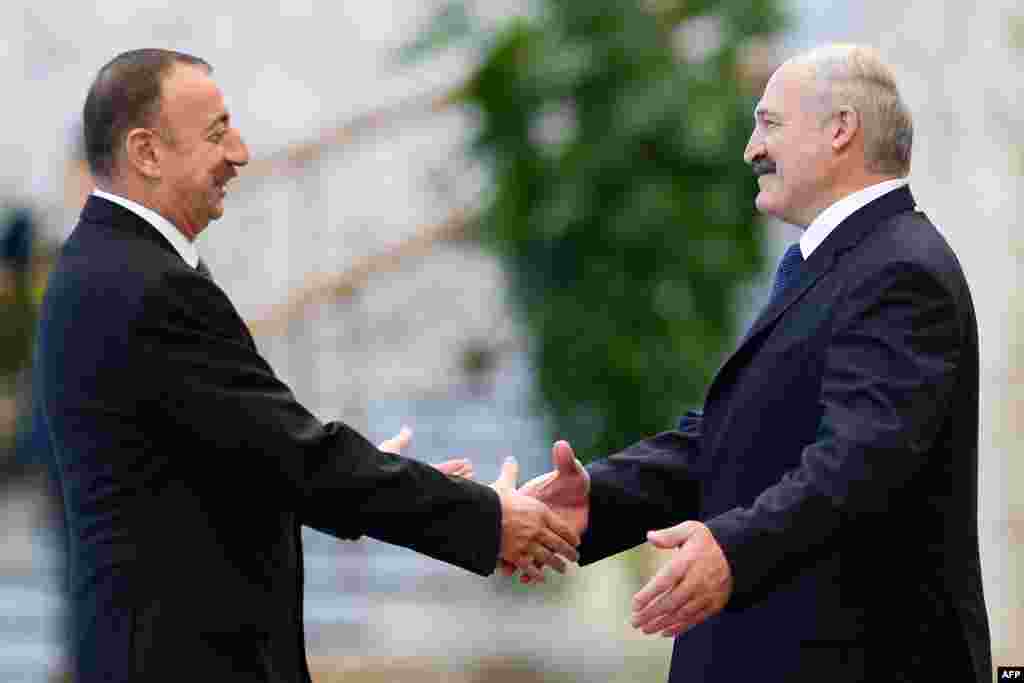 Лидеры Азербайджана и Белоруси Ильхам Алиев и Александр Лукашенко 