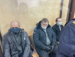 Слева направо: Владимир Книга, Евгений Розниченко и Дмитрий Фурманов на скамье подсудимых