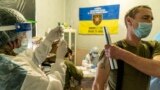 В Украине уже началась вакцинация приоритетных групп населения, а чтобы повысить популярность среди населения - еще и лидеров общественного мнения