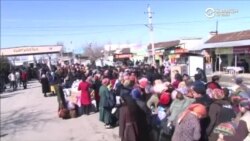 Тысячи людей скопились на границе между Кыргызстаном и Узбекистаном