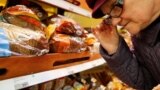 "Население переходит на дешевые, некачественные товары, но не протестует": экономист – о повышении НДС в России