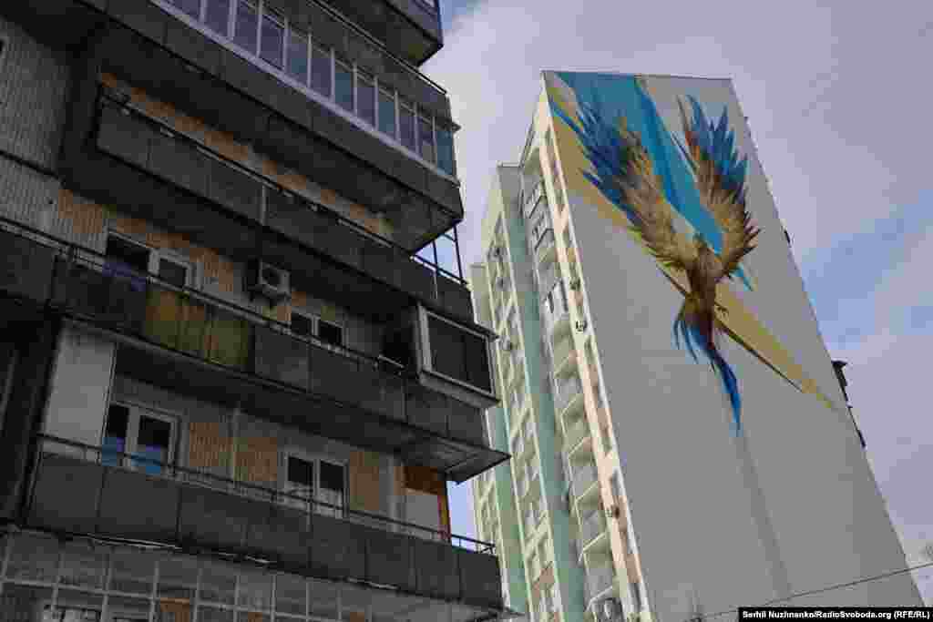 Мурал с изображением мифической птицы Феникс, символизирующей возрождение. В декабре 2022 года граффити появилось на отреставрированной многоэтажке в Святошинском районе Киева, которое получило значительные повреждения во время российского ракетного обстрела 15 марта 2022 года
