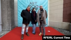 Авторы фильма "За нашу свободу" продюсер Виктор Кулганек, редактор Анна Мороз, режиссер Максим Миронов на премьерном показе