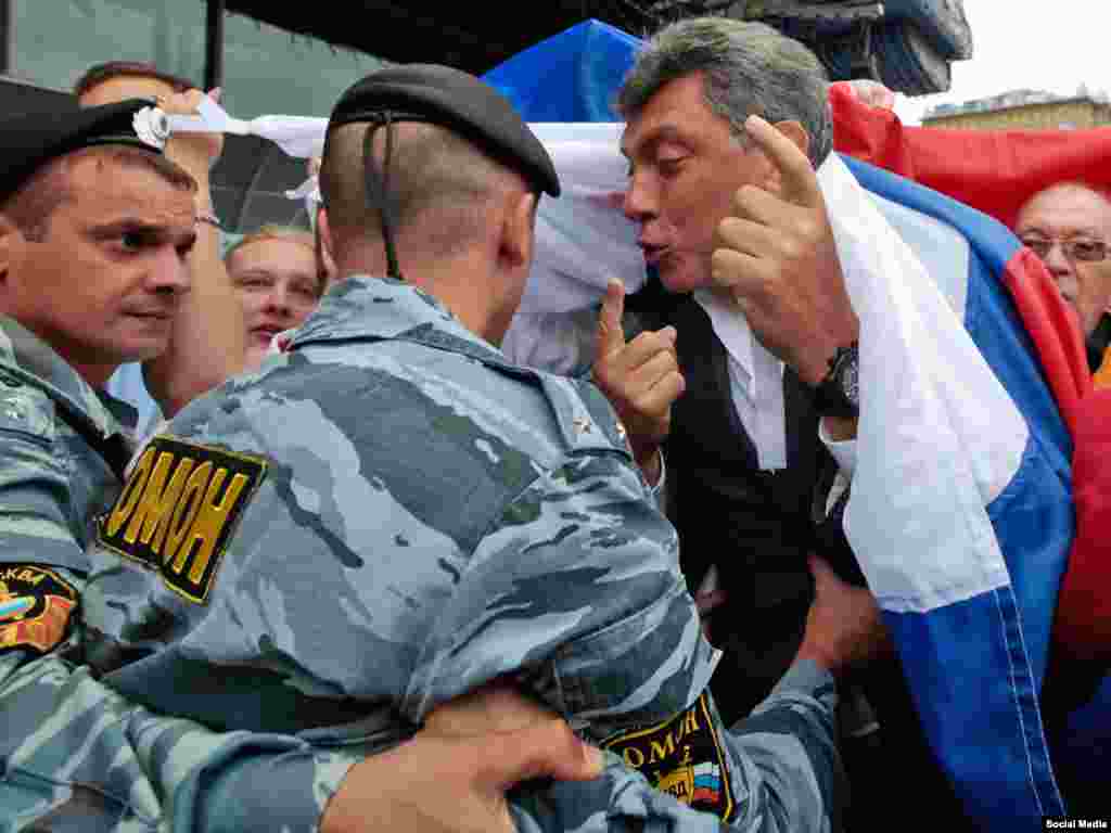 Борис Немцов обращается к сотрудникам ОМОНа во время оппозиционного шествия в Москве в 2010 году