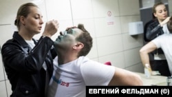 Юлия Навальная капает глазные капли Алексею после того, как на него напали с зеленкой. 24 апреля 2017 года, фото Евгения Фельдмана