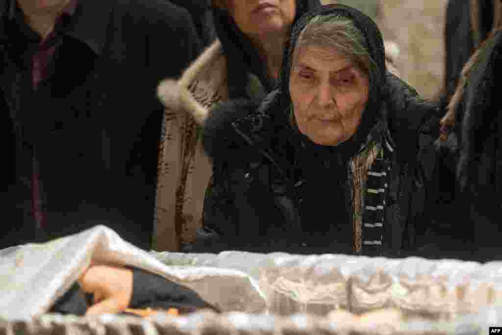 Мать убитого политика Дина Эйдман&nbsp;​на церемонии прощания с сыном в Сахаровском Центре в Москве&nbsp;