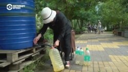 "Ношу каждый день по 80, по 100 литров". Как пенсионерки из Славянска ходят за водой под угрозой обстрелов