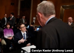 Итан Линденбергер беседует в Сенате с главой комитета Ламаром Александром. Фото: AP