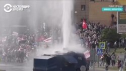 В Минске протестующие "переделали" в фонтан милицейский водомет