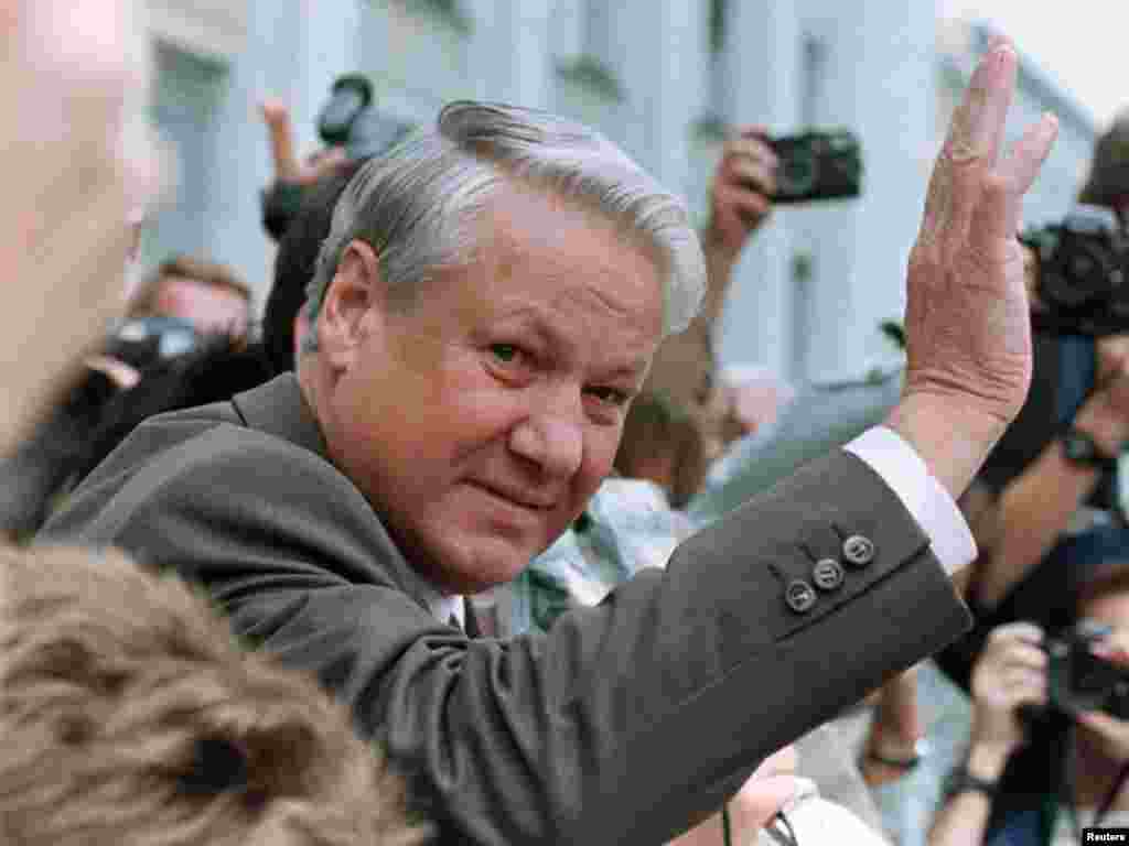 Борис Ельцин приветствует толпу протестующих с балкона Белого дома в Москве. Противостояние &nbsp;закончилось через три дня победой Ельцина. Члены ГКЧП были арестованы.