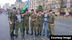 Дмитрий Зорин (второй справа) с сослуживцами на Красной площади