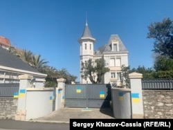 На воротах и заборе виллы Шамалова постоянно появляются украинские флаги, муниципалитет Биаррица их методично закрашивает