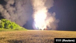 Украинские военные ведут огонь по российским позициям из установки HIMARS, 24 июня 2022 года