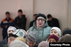 Сотрудники завода на встрече с заместителем главы правительства. Майлуу-Суу, 2 января 2026 года